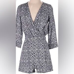 ROMEO & JULIET COUTURE BLUE & WHITE PRINT 3/4 SLEEVE ZIP BACK ROMPER SIZE SMALL
